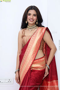 Urmila Chauhan stills in Red Saree, HD Gallery
