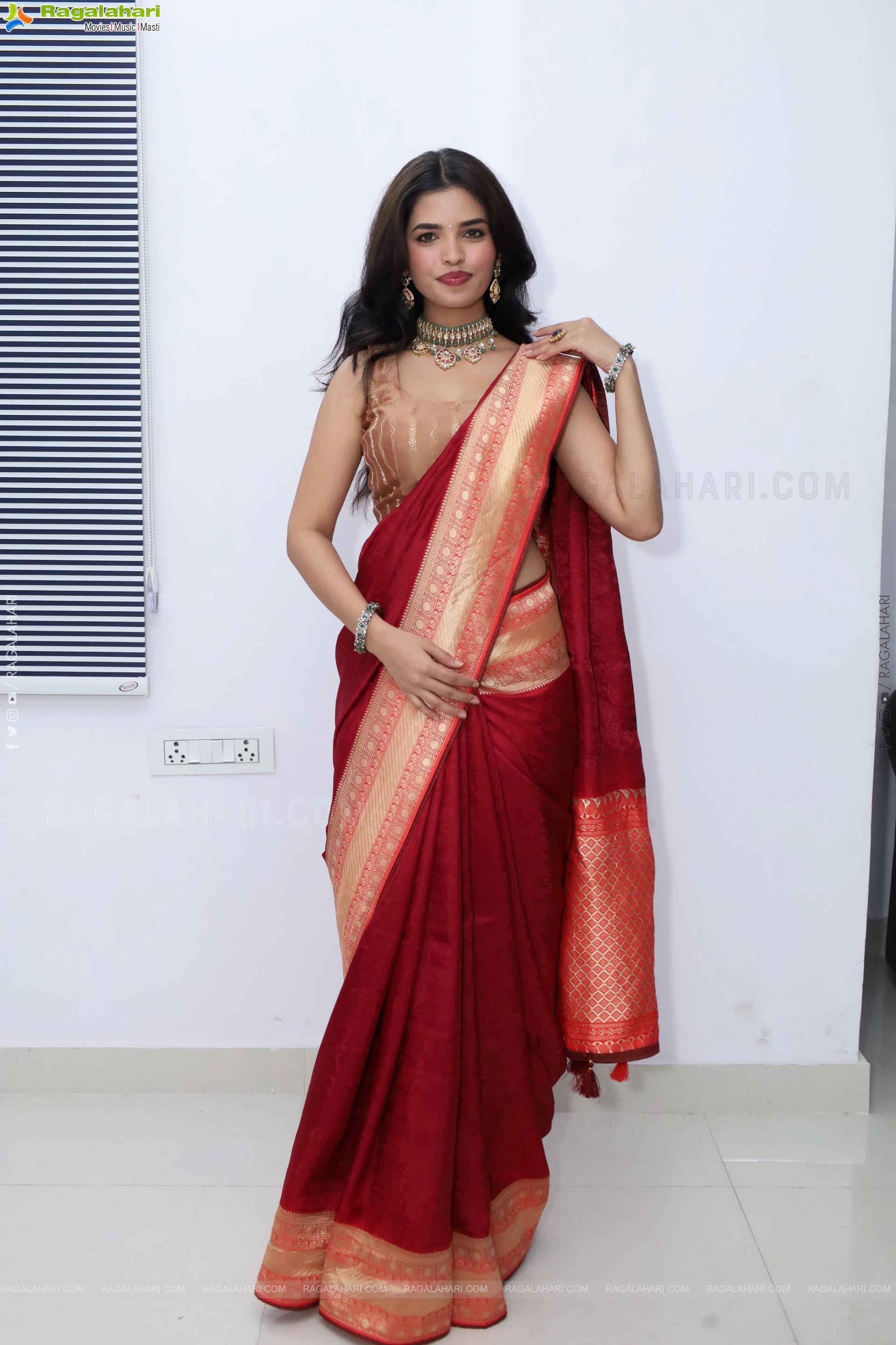Urmila Chauhan stills in Red Saree, HD Gallery