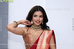 Urmila Chauhan stills in Red Saree, HD Gallery