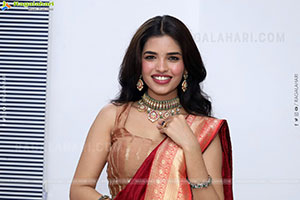 Urmila Chauhan stills in Red Saree, HD Gallery