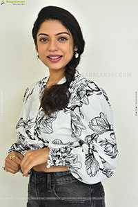 Varsha Bollamma at Thammudu Movie Interview, HD Gallery