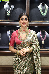 Shriya Saran at Mandira Jewellery Showroom Launch