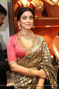 Shriya Saran at Mandira Jewellery Showroom Launch