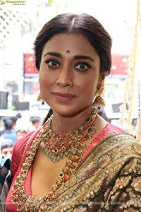 Shriya Saran at Mandira Jewellery Showroom Launch