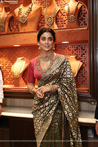 Shriya Saran at Mandira Jewellery Showroom Launch
