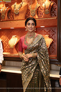 Shriya Saran at Mandira Jewellery Showroom Launch