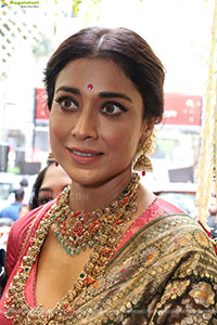 Shriya Saran at Mandira Jewellery Showroom Launch