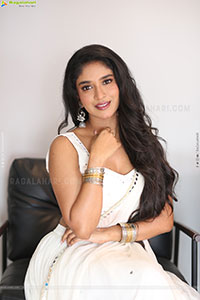 Vedha Jalandharr at Ameer Log Teaser Launch Event