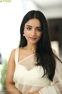 Vishakha Dhiman Beautiful stills in White Organza Saree