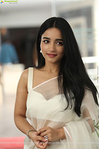Vishakha Dhiman Beautiful stills in White Organza Saree