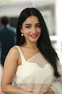 Vishakha Dhiman Beautiful stills in White Organza Saree