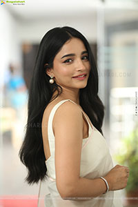 Vishakha Dhiman Beautiful stills in White Organza Saree