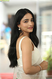 Vishakha Dhiman Beautiful stills in White Organza Saree