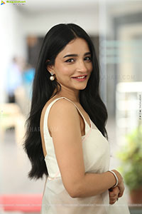Vishakha Dhiman Beautiful stills in White Organza Saree