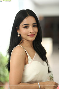 Vishakha Dhiman Beautiful stills in White Organza Saree
