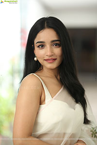 Vishakha Dhiman Beautiful stills in White Organza Saree