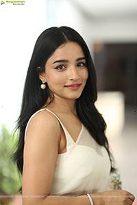 Vishakha Dhiman Beautiful stills in White Organza Saree