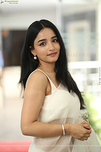 Vishakha Dhiman Beautiful stills in White Organza Saree