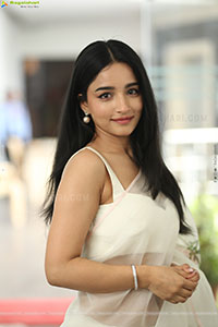 Vishakha Dhiman Beautiful stills in White Organza Saree