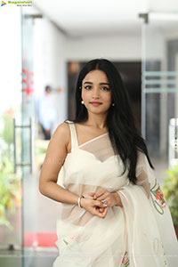 Vishakha Dhiman Beautiful stills in White Organza Saree