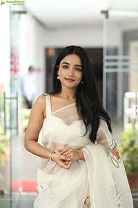 Vishakha Dhiman Beautiful stills in White Organza Saree