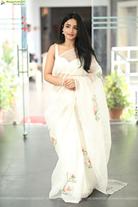 Vishakha Dhiman Beautiful stills in White Organza Saree