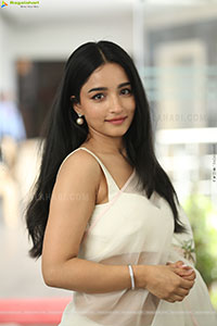 Vishakha Dhiman Beautiful stills in White Organza Saree