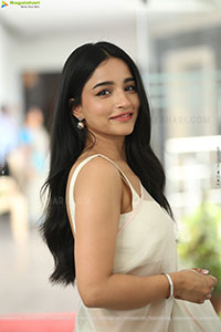 Vishakha Dhiman Beautiful stills in White Organza Saree