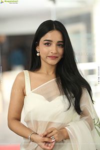 Vishakha Dhiman Beautiful stills in White Organza Saree