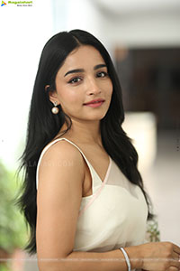 Vishakha Dhiman Beautiful stills in White Organza Saree
