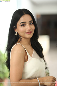 Vishakha Dhiman Beautiful stills in White Organza Saree