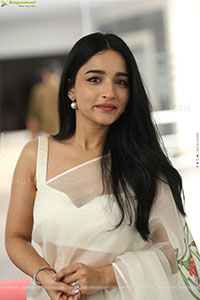 Vishakha Dhiman Beautiful stills in White Organza Saree