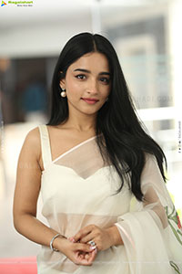 Vishakha Dhiman Beautiful stills in White Organza Saree