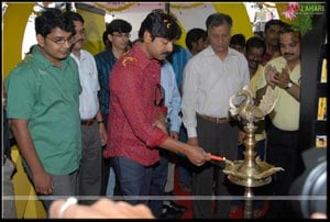Jagapathi Babu launches Moserbaer outlets