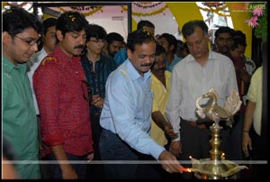 Jagapathi Babu launches Moserbaer outlets