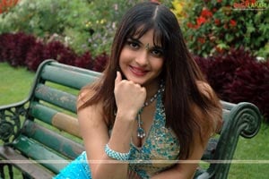 Nicole Sexy Photo Gallery/Wallpapers from Aha Entha Andam