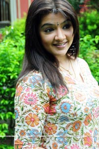 Aarti Agarwal at Neelaveni Press Meet