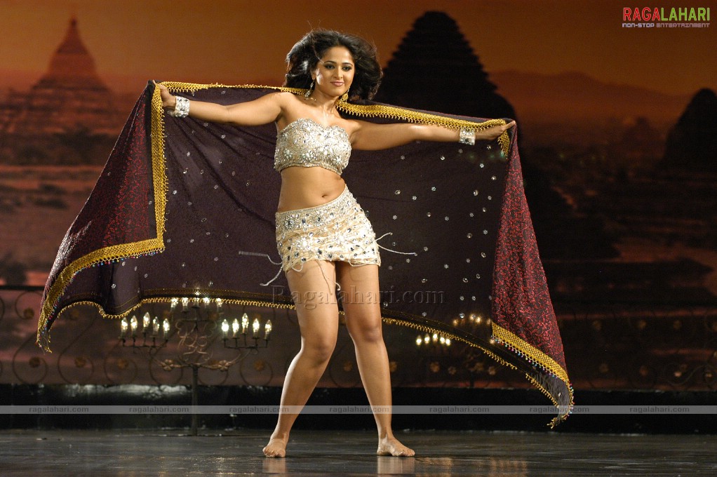 Anushka Shetty Dance Stills, Photo Gallery, Images