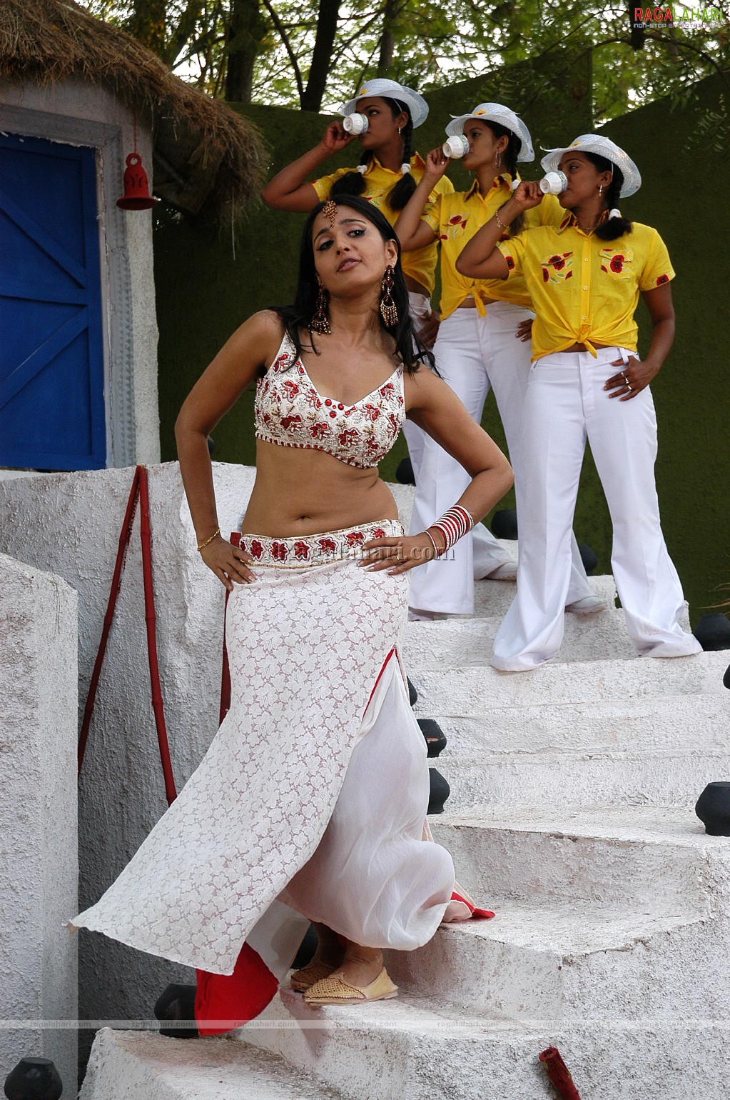 Anushka Shetty Dance Stills, HD Gallery, Images