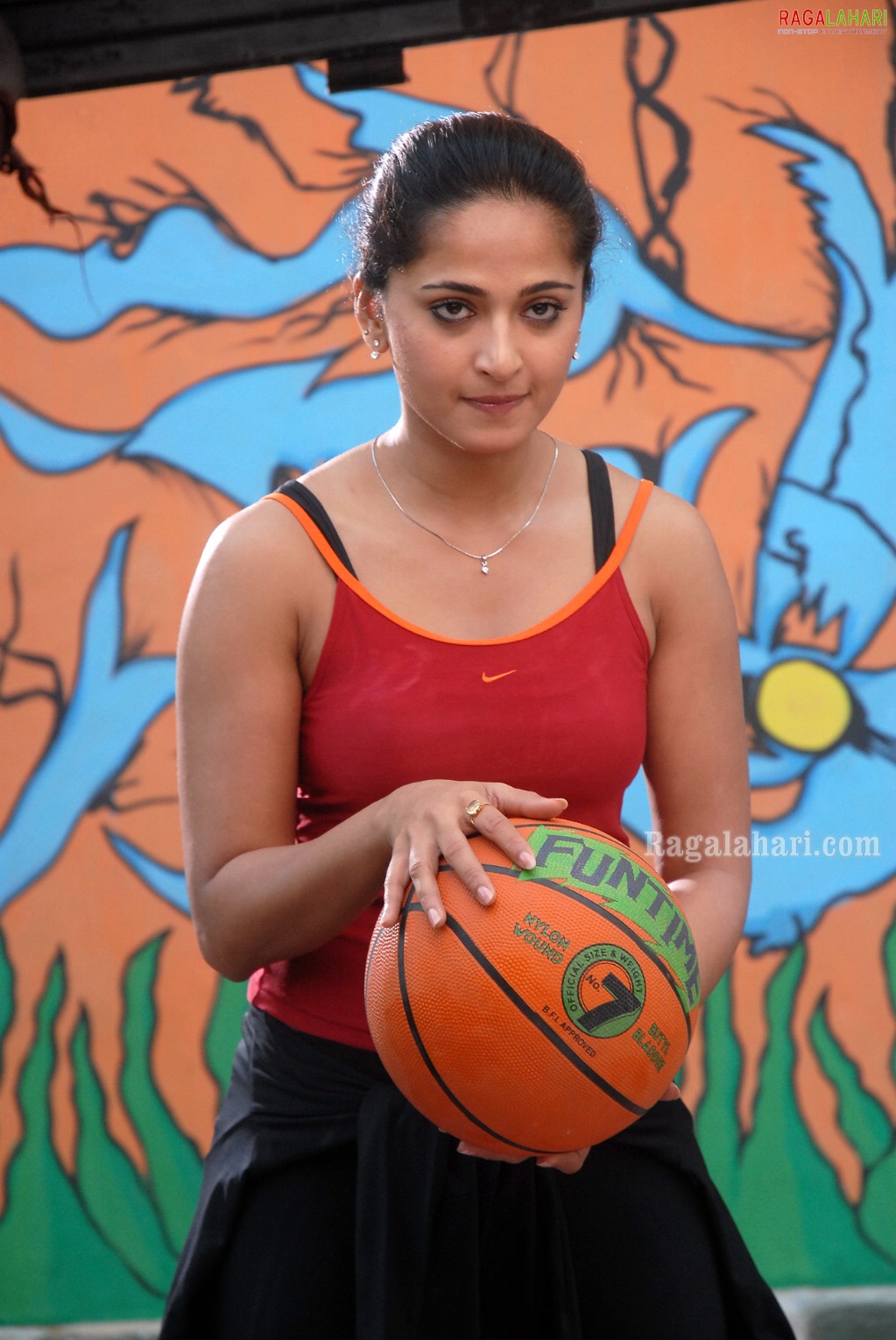 Anushka Shetty Vaanam Movie Stills, HD Gallery, Images