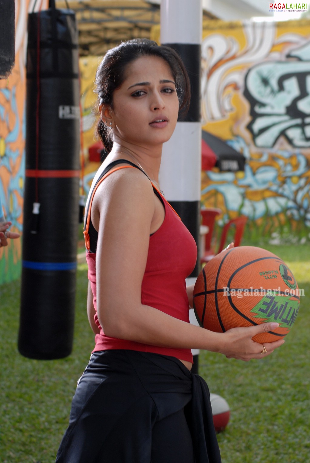 Anushka Shetty Vaanam Movie Stills, HD Gallery, Images