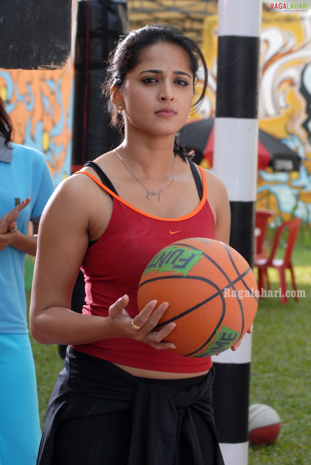 Anushka Shetty Vaanam Movie Stills, HD Gallery, Images