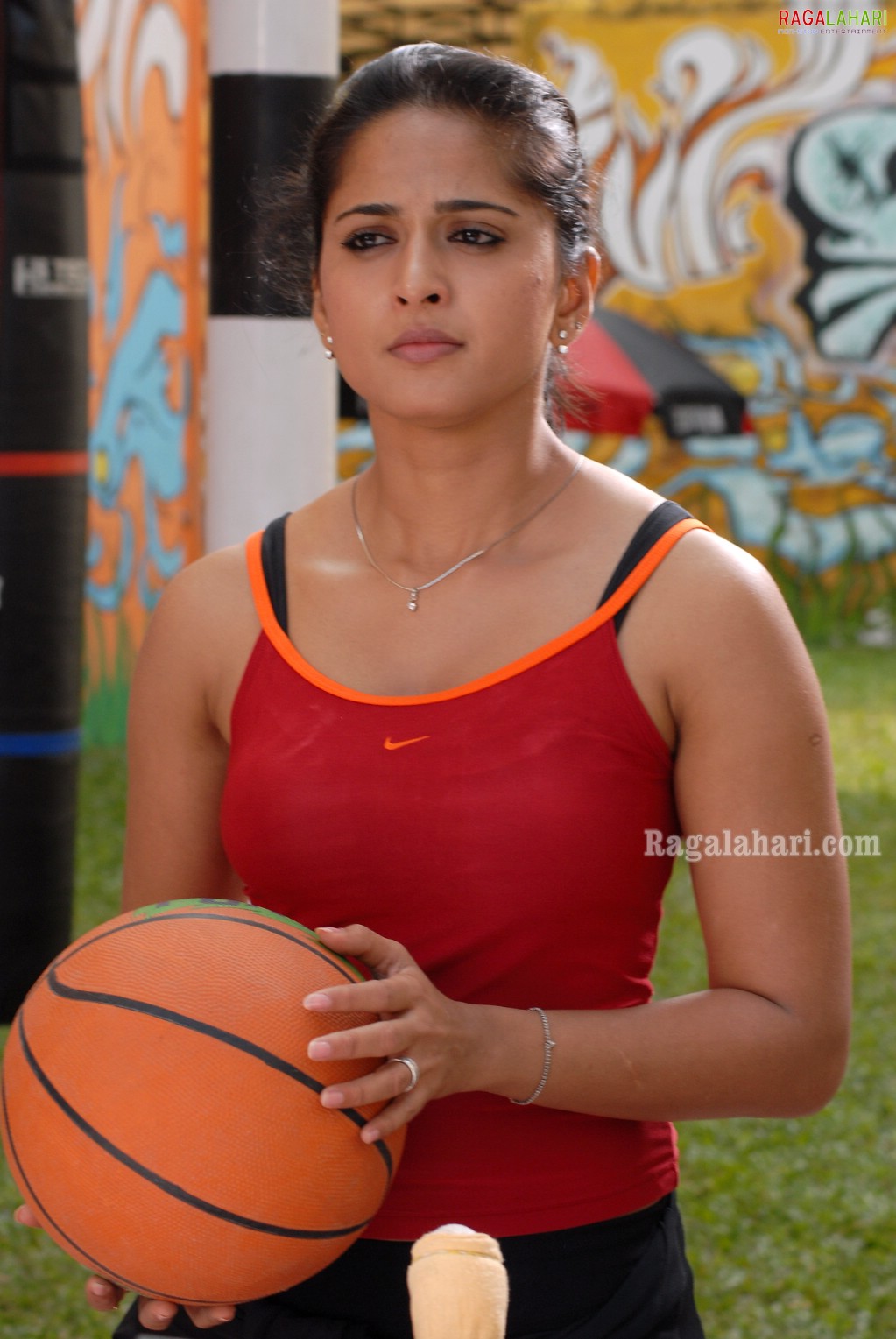 Anushka Shetty Vaanam Movie Stills, HD Gallery, Images