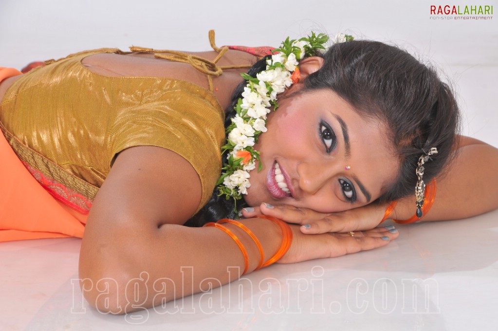 Eesha Rebba in Traditional Saree Exclusive Photo Shoot