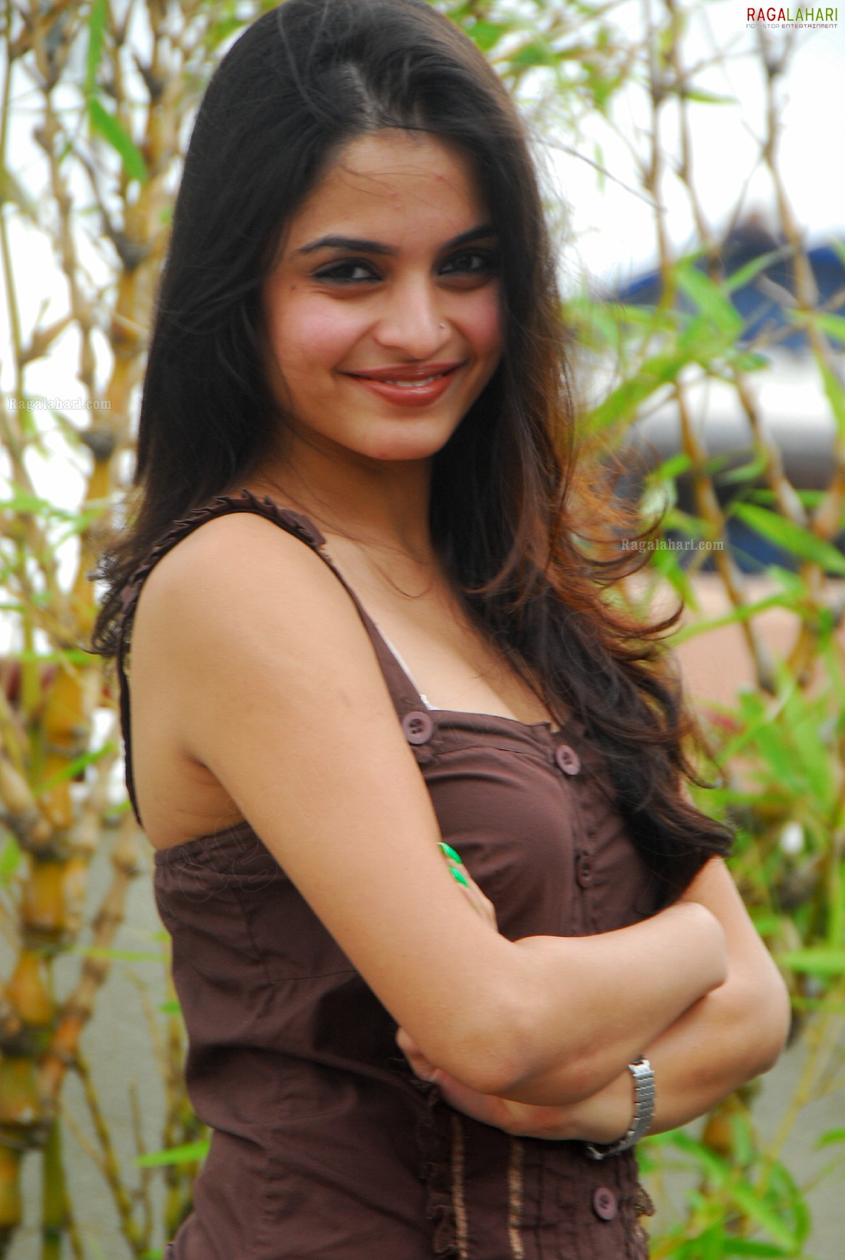 Sheena Shahabadi (Hi-Res)