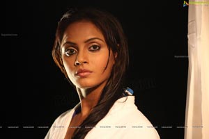 Super Hot Neetu Chandra in Theeradha Vilaiyattu Pillai HD Stills