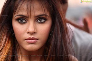 Super Hot Neetu Chandra in Theeradha Vilaiyattu Pillai HD Stills