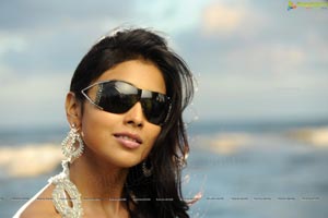 Hot Shriya in Pista - High Definition Photos