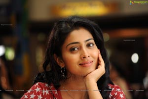 Hot Shriya in Pista - High Definition Photos