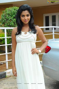 Amala Paul at Jandapai Kapiraju Muhurat